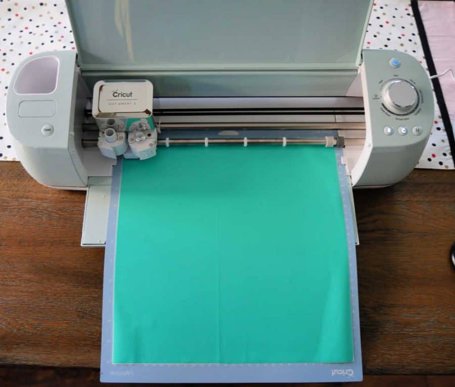 Cricut Air 2 with vinyl to cut on table