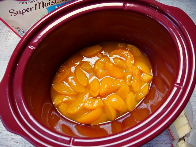 Easy Slow Cooker Peach Cobbler