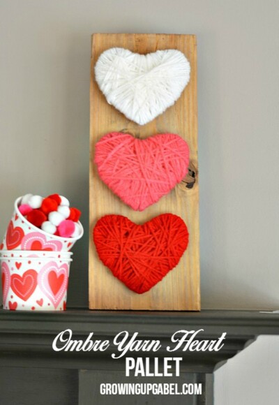 Miss the Christmas decorations? Make this easy heart wood pallet craft! Yarn, cardboard and a wood pallet are all you need to make this easy craft. It's great to make with kids, too!