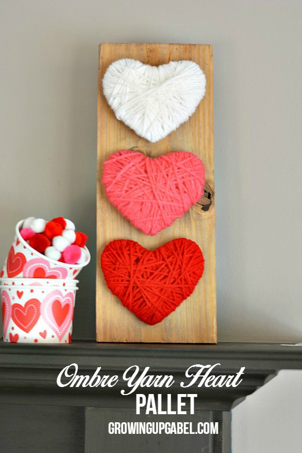 Miss the Christmas decorations? Make this easy heart wood pallet craft! Yarn, cardboard and a wood pallet are all you need to make this easy craft. It's great to make with kids, too!