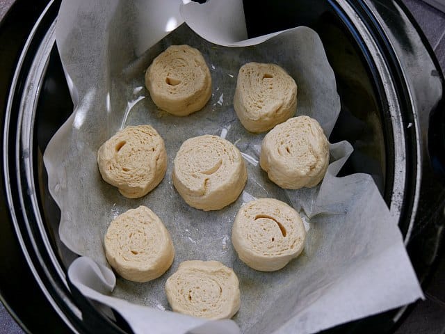 How to cook dinner rolls in a slow cooker