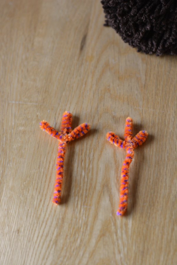 Pipe cleaner turkey feet