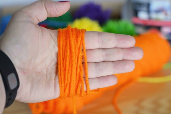 How to make a yarn pom pom