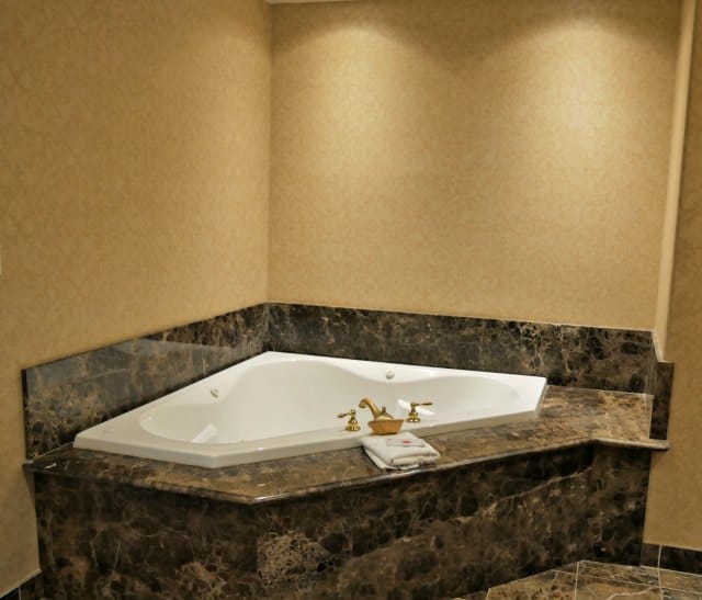 Inn at Churon bathtub