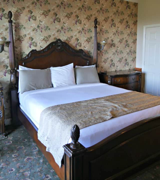 Inn at Churon Valley bed