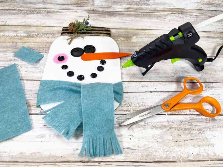 mason jar snowman sign craft with felt scarf
