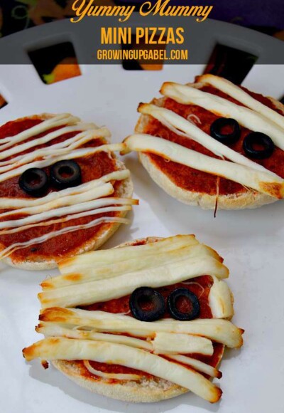 Need a fun Halloween recipe? Make these easy mini mummy pizzas! Perfect for filling tummies before trick or treating.