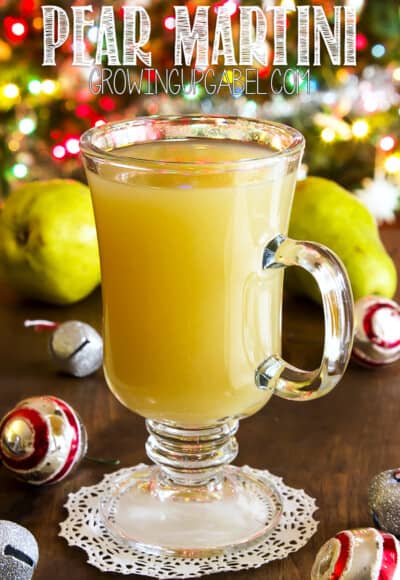Make a pear martini with only 3 ingredients: vodka, white wine and pear juice. This easy cocktail is perfect for Christmas and New Years!