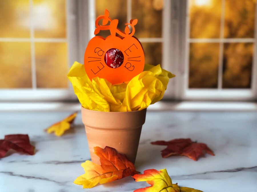 Thanksgiving place card pumpkin with a lollipop