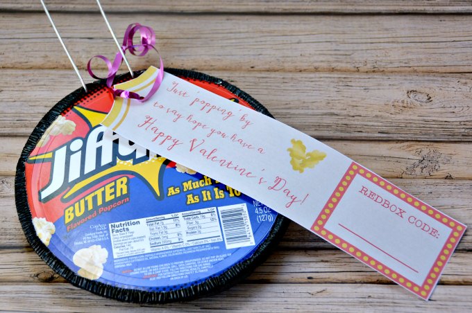 Need an easy and inexpensive gift? Give a movie night with a Redbox code on this free gift tag printable!