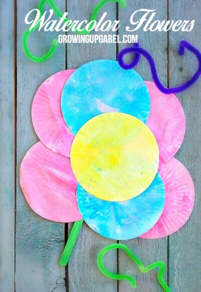 Kids love to paint and they will love this easy kids craft! Paint muffin liners to make pretty flowers perfect for Mother's Day, a friend, neighbor or grandparent.